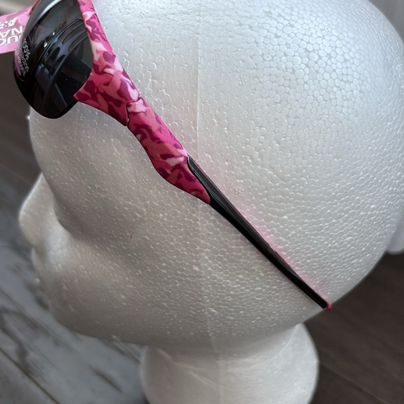 Duck Dynasty A&E Polarized 100% UV protection polycarbonate pink camo sunglasses - Picture 3 of 9